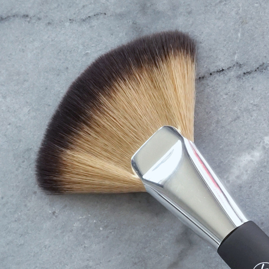 Contour Fan Brush